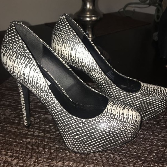 Steve Madden Nala Size 8M White Platform Pumps! - Picture 1 of 3